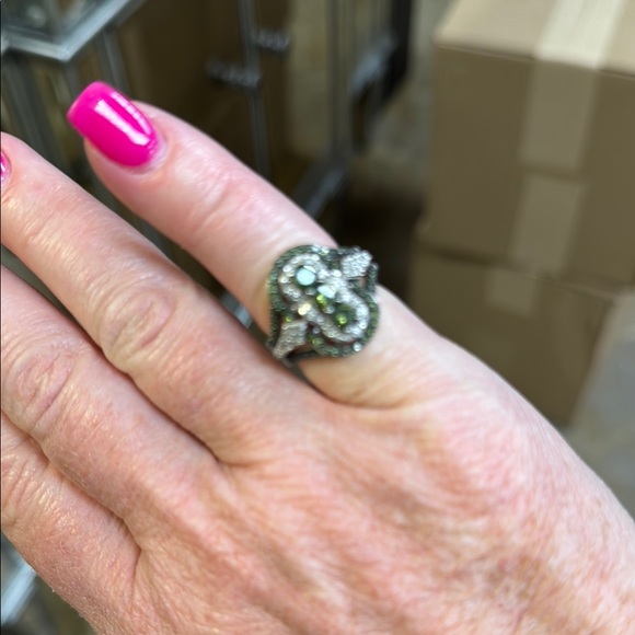 Elegant Silver and Green Gemstone Ring - Picture 2 of 6